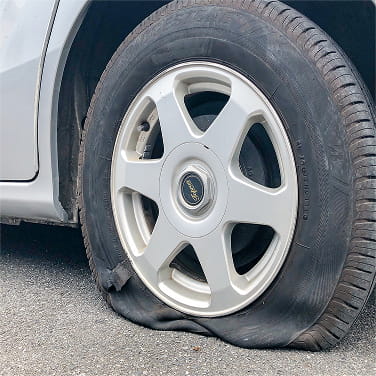タイヤがバーストして動けない